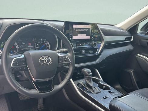 Used 2021 Toyota Highlander XLE FWD image 30