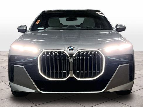 Used 2025 BMW 760i xDrive image 3