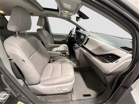 Used 2018 Toyota Sienna Limited image 24