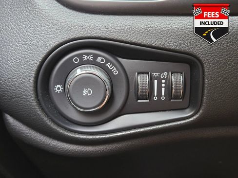 Used 2022 Jeep Renegade Latitude w/ Convenience Group AWD/4WD image 30