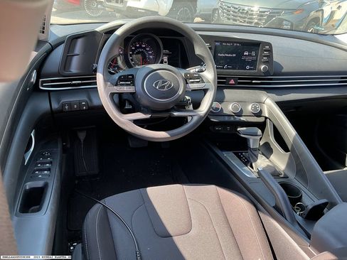 Used 2023 Hyundai Elantra SE FWD image 9