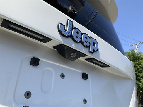 Used 2018 Jeep Renegade Latitude w/ Cold Weather Group AWD/4WD image 11