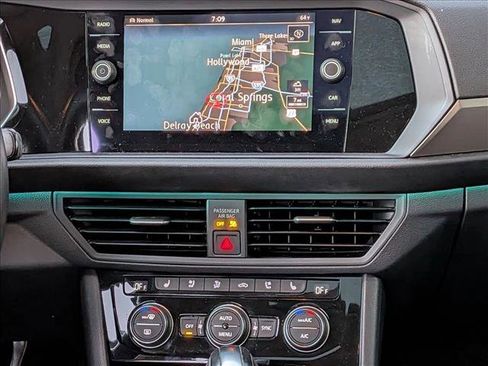 Used 2019 Volkswagen Jetta SEL Premium image 10