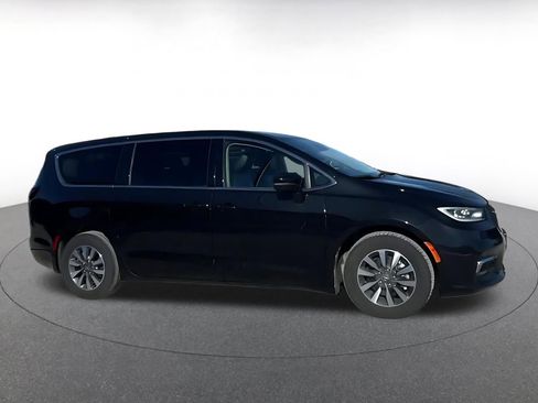 Used 2023 Chrysler Pacifica Touring-L image 15