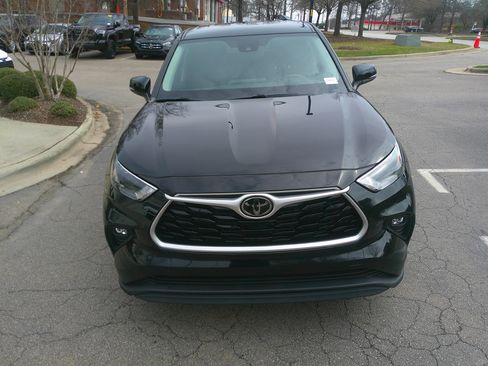 Used 2022 Toyota Highlander LE image 3