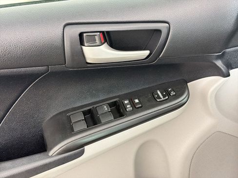 Used 2012 Toyota Camry LE FWD image 18
