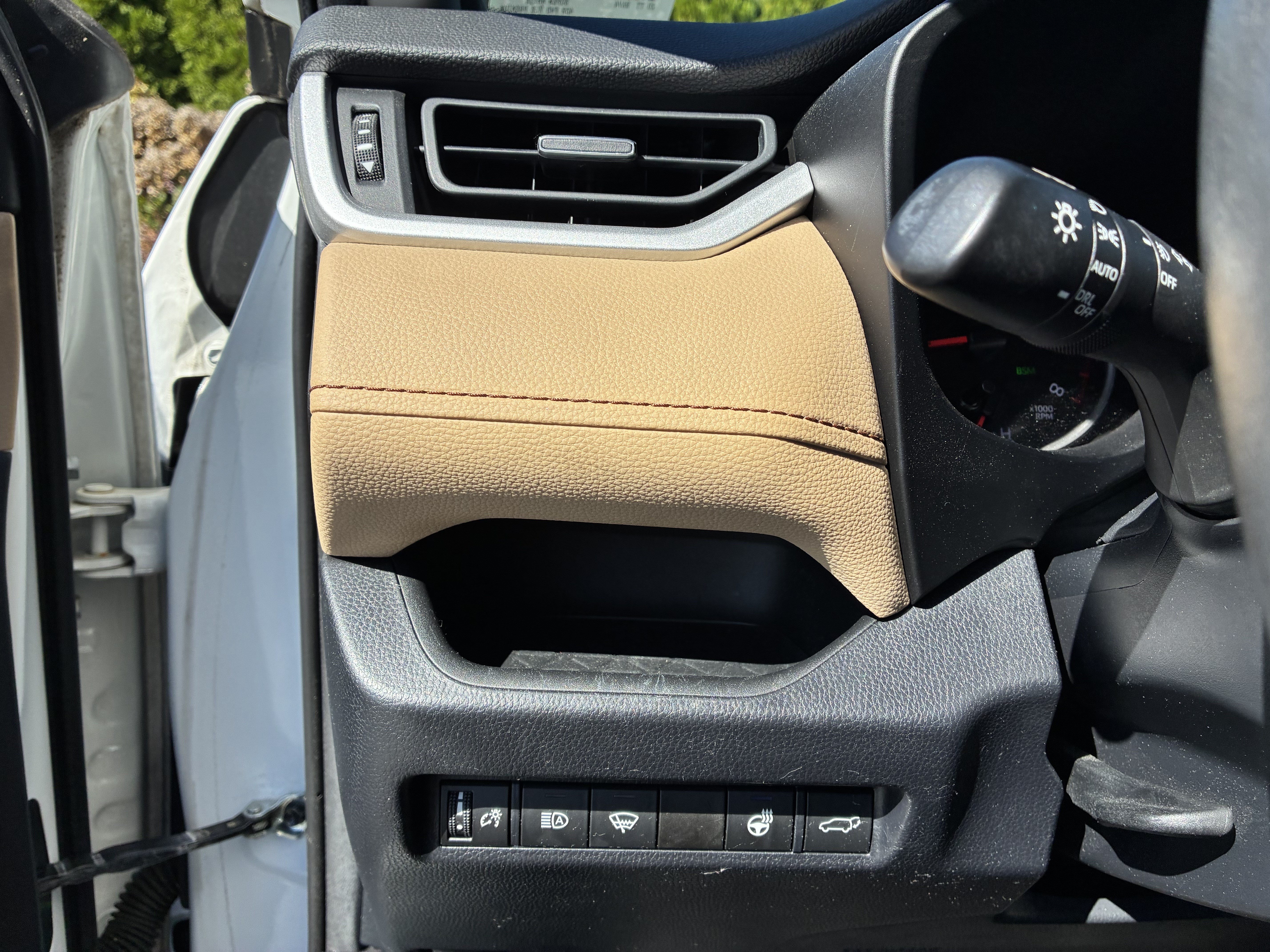 Used 2020 Toyota RAV4 XLE Premium FWD image 27
