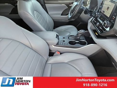 Used 2023 Toyota Highlander XLE FWD image 15
