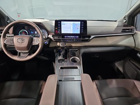 Used 2024 Toyota Sienna Platinum FWD image 10