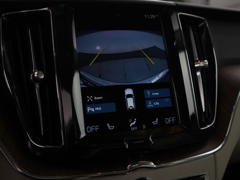 Used 2021 Volvo XC60 T5 Momentum w/ Premium Package image 22