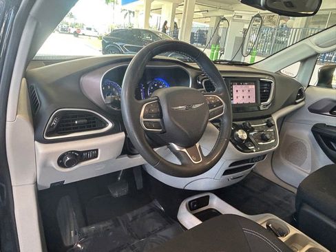 Used 2023 Chrysler Voyager LX image 32