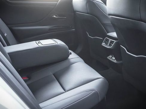 Used 2025 Lexus ES 300h w/ Premium Package image 23