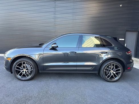 Certified 2022 Porsche Macan AWD/4WD image 2