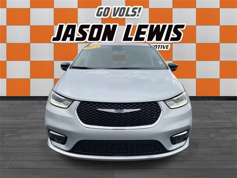 Used 2024 Chrysler Pacifica Touring-L image 9