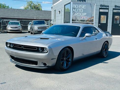 Used 2015 Dodge Challenger SXT RWD image 3