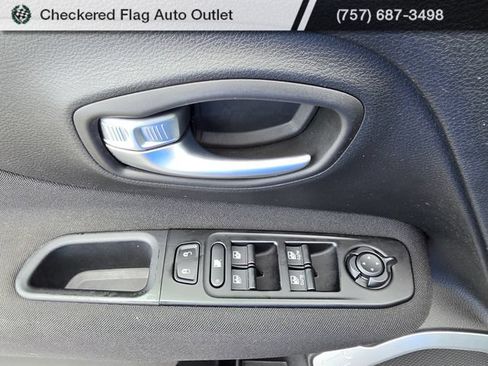 Used 2021 Jeep Renegade Latitude w/ Luxury Group I FWD image 21
