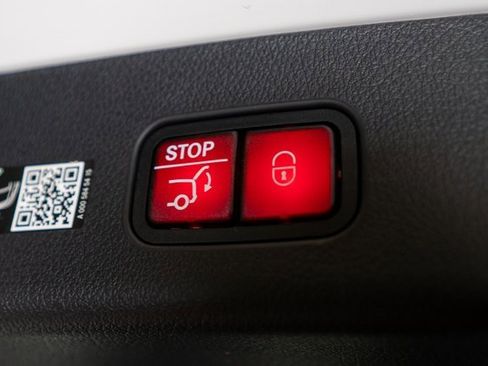 New 2025 Mercedes-Benz GLC 350e GLC 350e image 31