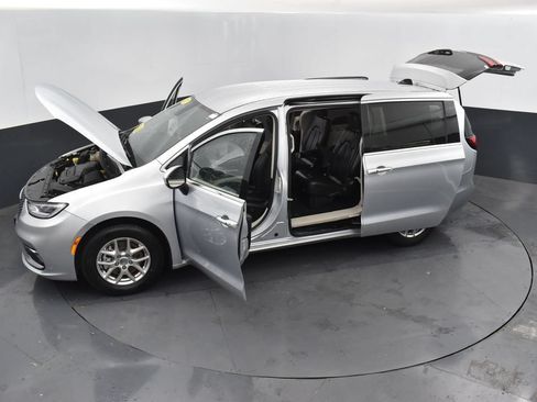 Used 2023 Chrysler Pacifica Touring-L FWD image 52