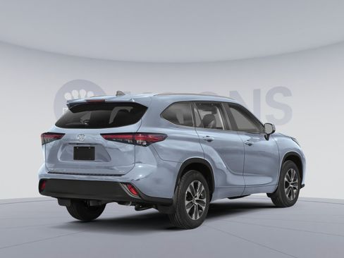 Used 2023 Toyota Highlander XLE AWD/4WD image 2