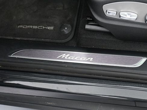 Certified 2025 Porsche Macan image 16