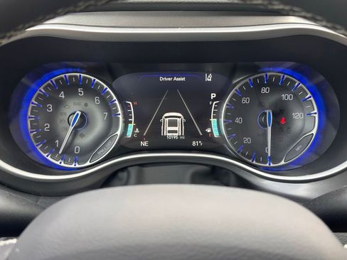 Used 2026 Chrysler Pacifica Select image 32