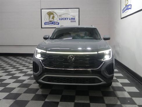 Used 2024 Volkswagen Atlas Cross Sport SE FWD image 2