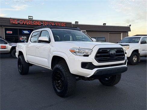 Used 2018 Toyota Tacoma SR image 3