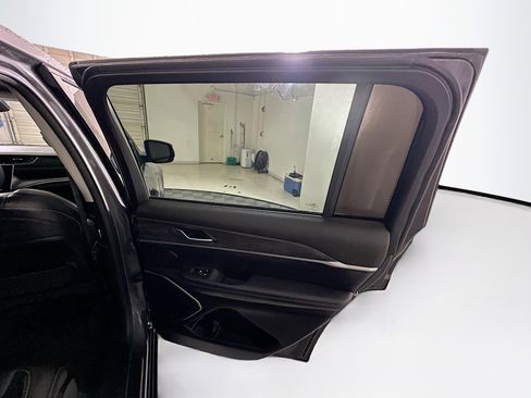 Used 2023 Jeep Grand Cherokee L Limited w/ Black Appearance Package image 32