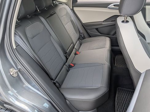 Used 2025 Volkswagen Taos SE w/ Panoramic Sunroof Package FWD image 20
