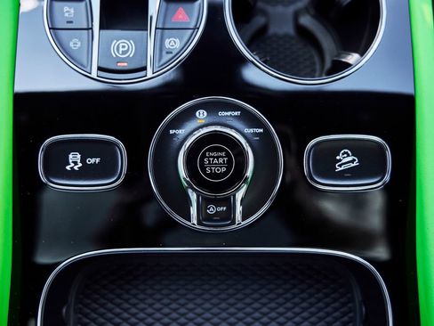 Used 2025 Bentley Bentayga AWD/4WD image 73