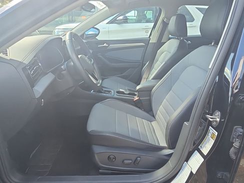 Used 2025 Volkswagen Jetta SE image 8