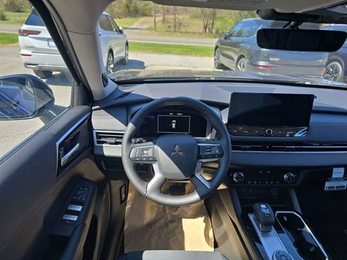 New 2026 Mitsubishi Outlander SE image 12