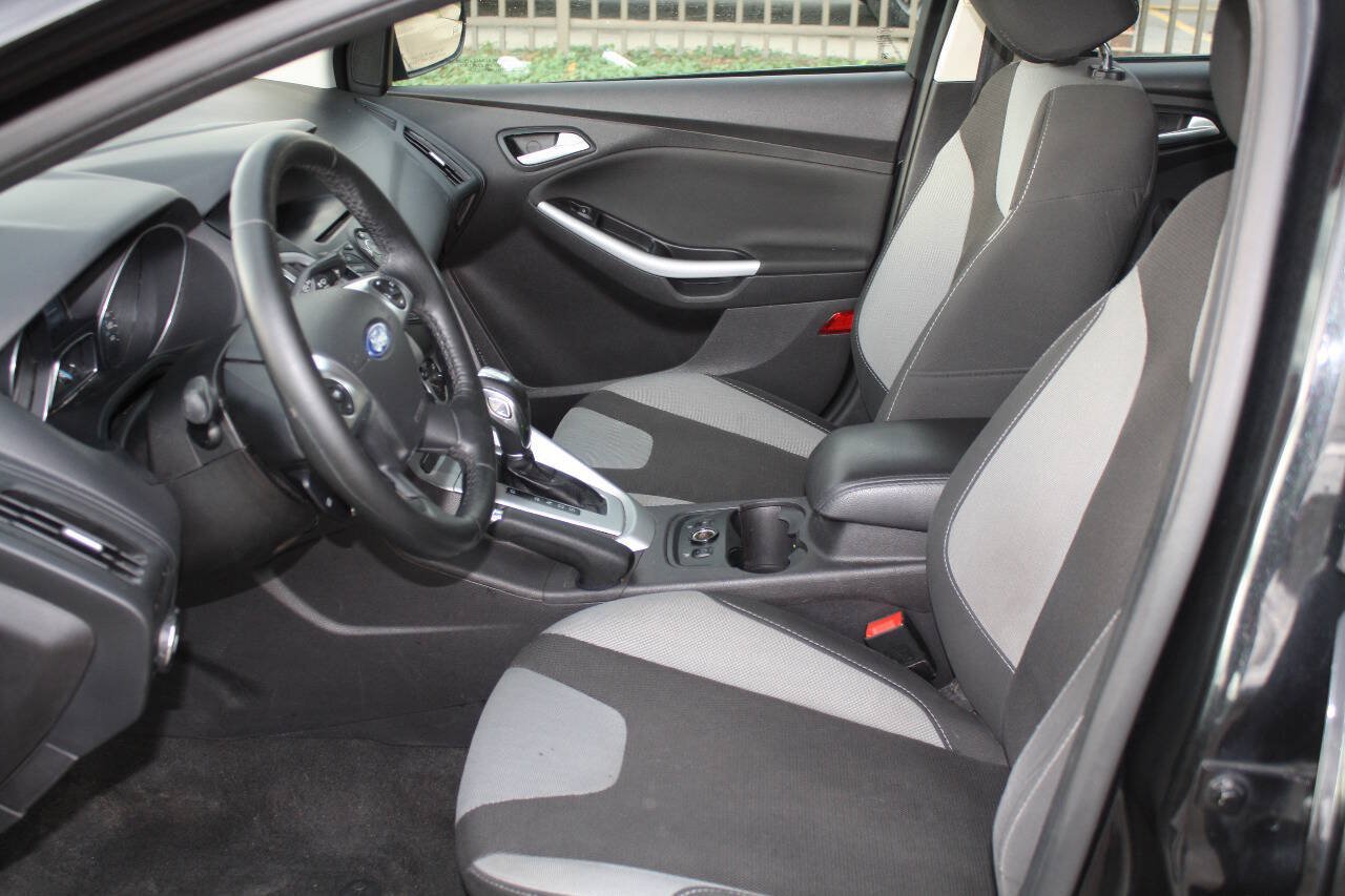 Used 2014 Ford Focus SE w/ Equipment Group 201A FWD image 6