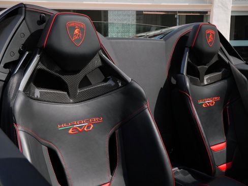 Used 2021 Lamborghini Huracan EVO image 12