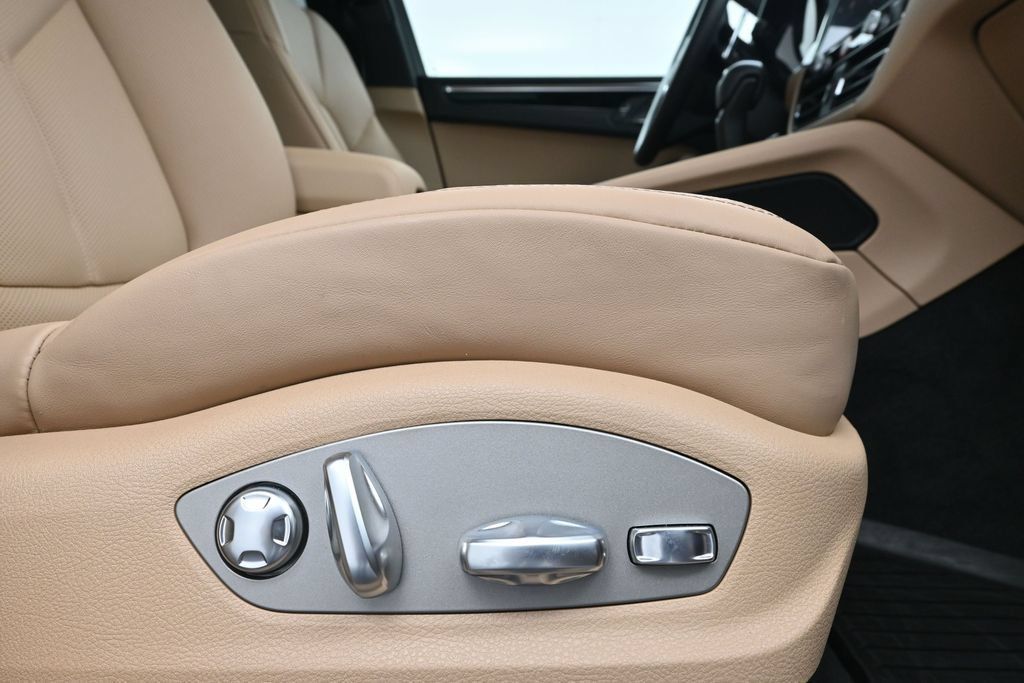 Used 2026 Porsche Macan AWD/4WD image 15
