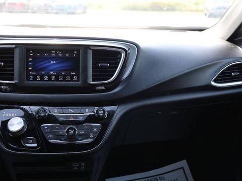 Used 2019 Chrysler Pacifica Touring Plus w/ S Appearance Package FWD image 28