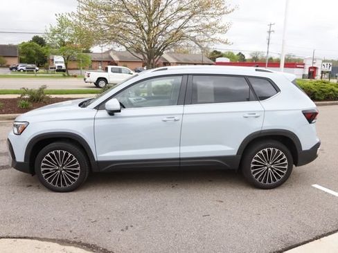 Used 2025 Volkswagen Taos SE FWD image 5