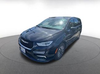 Used 2023 Chrysler Pacifica Touring-L FWD video 2