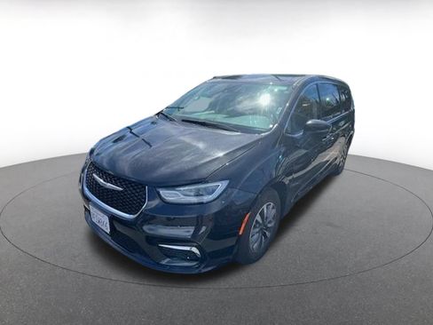 Used 2023 Chrysler Pacifica Touring-L FWD image 2