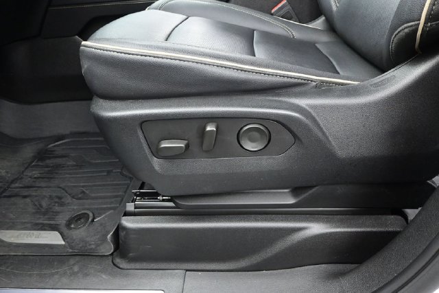 Used 2023 GMC Yukon SLT w/ SLT Premium Package RWD image 12