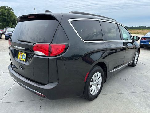 Used 2017 Chrysler Pacifica Touring-L FWD image 4