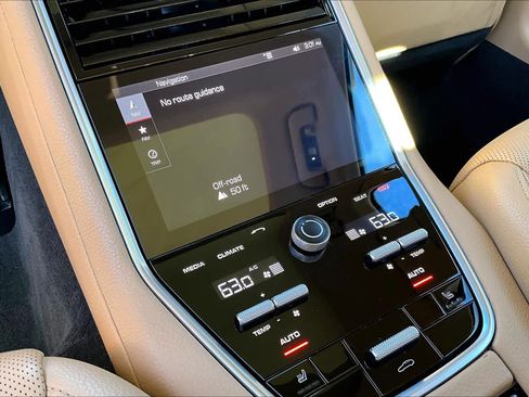 Used 2018 Porsche Panamera image 32