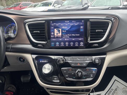 Used 2018 Chrysler Pacifica Touring-L image 10