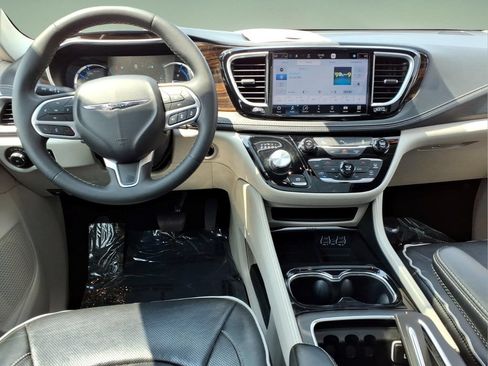 Used 2023 Chrysler Pacifica Limited FWD image 8