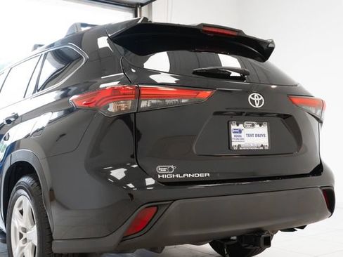 Used 2022 Toyota Highlander L FWD image 13