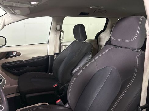 Used 2022 Chrysler Voyager LX FWD image 22