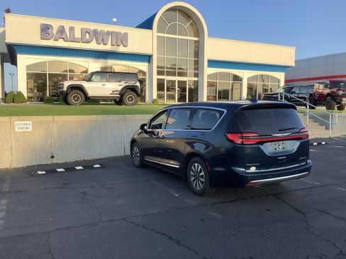 Used 2023 Chrysler Pacifica Limited FWD image 5
