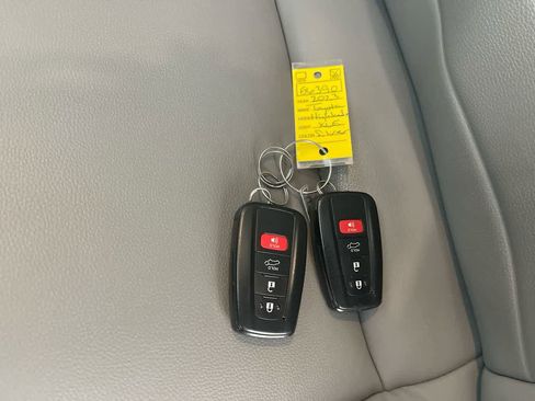 Used 2023 Toyota Highlander XLE image 28