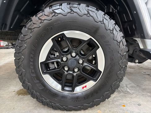 Used 2023 Jeep Gladiator Sport image 12