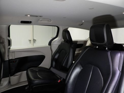 Used 2024 Chrysler Pacifica Limited FWD image 15